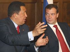 Hugo Chávez a Dmitrij Medveděv na jednání v Kremlu.