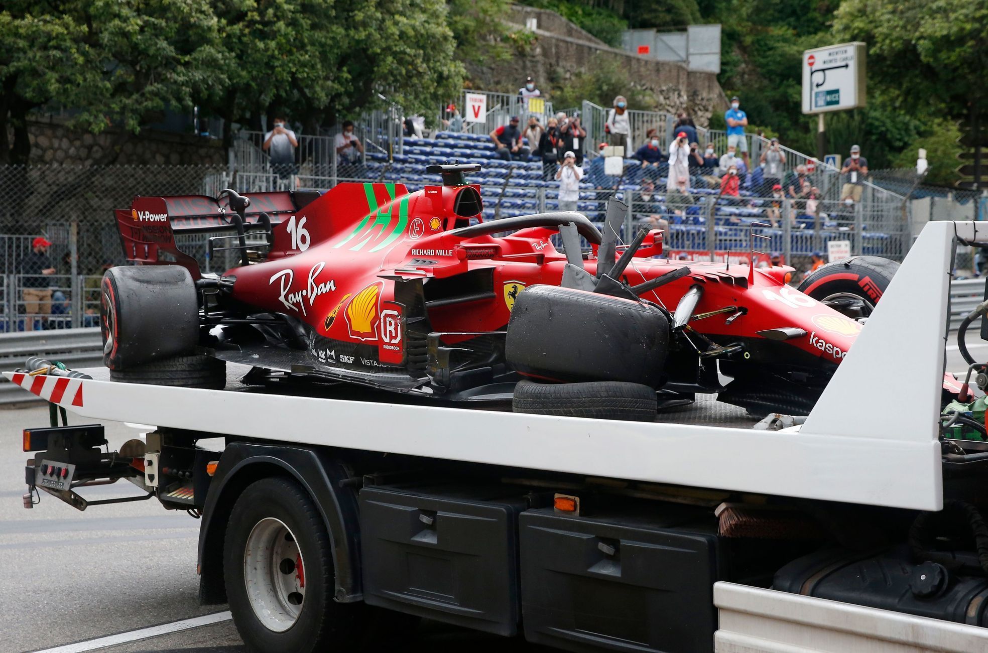 Havarované Ferrari Charlese Leclerce v kvalifikaci na VC Monaka F1 2021