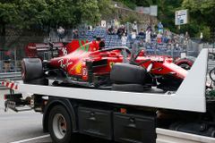 Leclerc si bouračkou trochu pokazil radost, ale v Monaku odstartuje z prvního místa