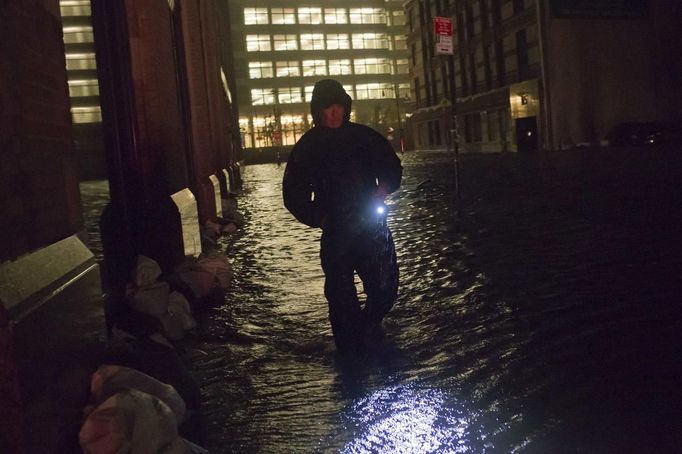 Při výpadku veřejného osvětlení je baterka vítanou pomůckou. Pohled na člena soukromé bezpečnostní služby, hlídkuje v ulicích Manhattanu.