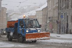 Silnice přikryl nový sníh, řidičům dělá potíže i mlha