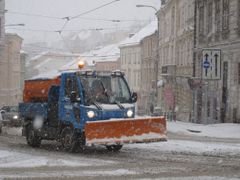 Údržba v hustém sněžení nestíhá (křižovatka Pekařská-Husova).