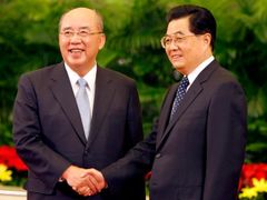 Na konci května do Číny poprvé zavítal předseda vládnoucí tchajwanské strany Kuomintang Wu Pcho-hsiung (vlevo). Zde s čínským prezidentem Chu Ťin-tchaem