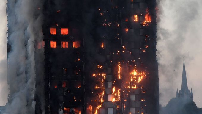 Požár obytného věžáku Grenfell Tower v Londýně. Letos v červnu při něm zemřelo osm desítek lidí.