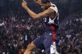 LeBron James z Východní konference smečuje za hlavou během NBA All-Star game 2007 v Las Vegas.