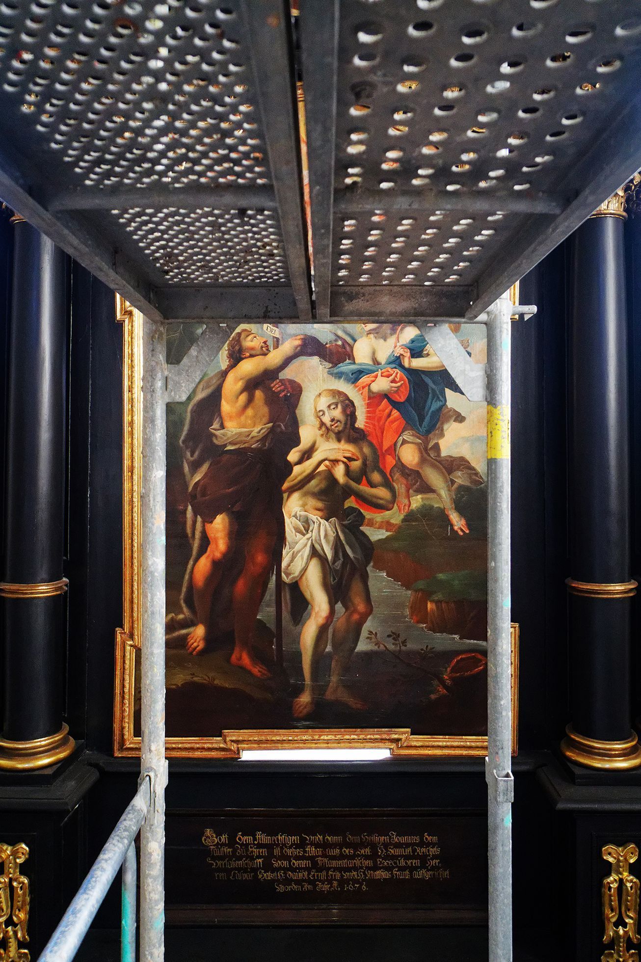 Rozebírání oltáře v kostele sv. Janů v Opavě před opravou popraskané klenby, květen 2023