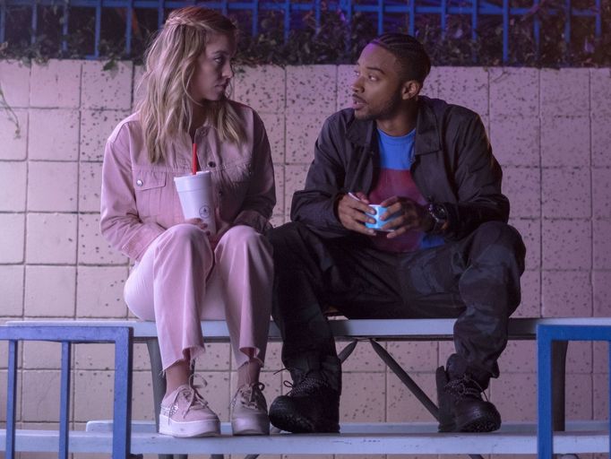 Na snímku z Euforie jsou Sydney Sweeney jako Cassie a Algee Smith v roli McKaye.