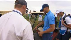 Basketbalista Stephen Curry zahrál první úder na golfové vozítko.