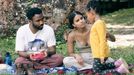 Donald Glover v roli Earna, Zazie Beetz coby Van a Austin Elle Fisher jako Lottie.