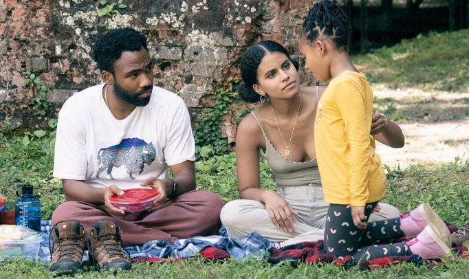 Donald Glover v roli Earna, Zazie Beetz coby Van a Austin Elle Fisher jako Lottie.