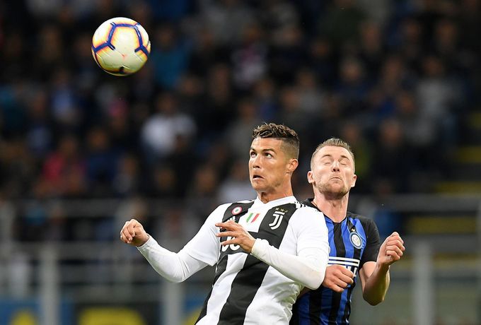 Hvězda Juventusu Cristiano Ronaldo v souboji s obráncem Interu Milán Milanem Škriniarem