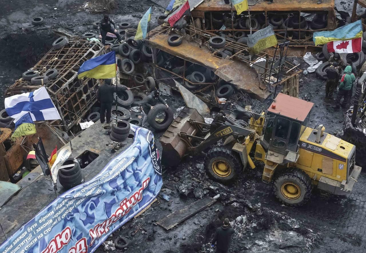 Ukrajina - demonstrace - Kyjev - buldozer - barikáda