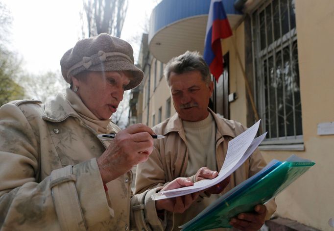 Obyvatelka Simferopolu žádá o ruský pas.