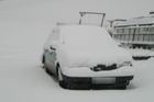 Východ země je pod sněhem, meteorologové varují řidiče