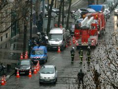 Hasiči a policisté zasahují na místě, kde došlo k výbuchu bomby.