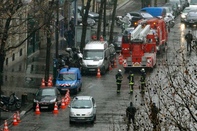 Hasiči a policisté zasahují na místě, kde došlo k výbuchu bomby.