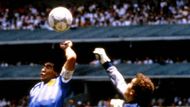 Diego Maradona nebyl jen jedním z nejlepších fotbalistů všech dob, ale také pěkný podvodník. Když ho fotografie a analýza televizních záběrů usvědčily, že ve čtvrtfinále s Angličany překonal Petera Shiltona rukou, Argentinec ani nehnul brvou a prohlásil, že to byla boží ruka.