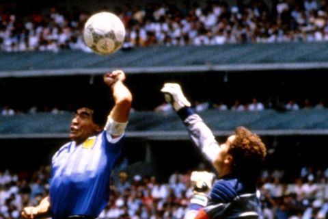 MS 1986, Argentina - Anglie: Diego Maradona a Peter Shilton