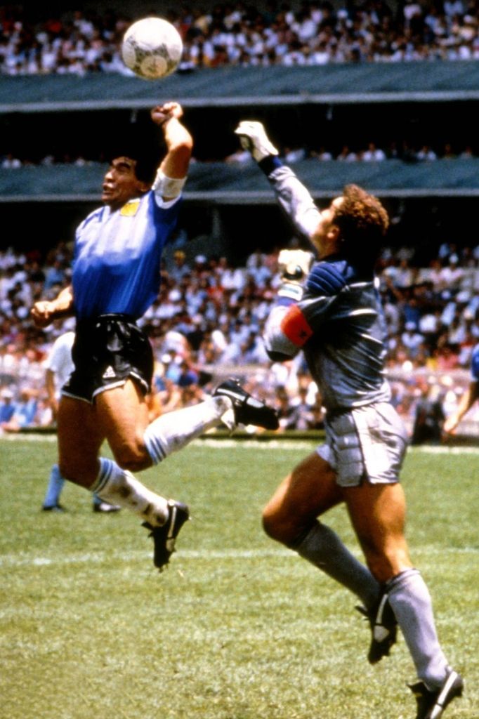 MS 1986, Argentina - Anglie: Diego Maradona a Peter Shilton