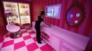 A staff poses for the photographer inside a life-size "Barbie Dreamhouse" of Mattel's barbie dolls in the bathroom during a media tour in Berlin, May 15, 2013. The life-sized house, covering about 1,400 square metres offers visitors to try on Barbie's clothes in her walk-in closet, tour her living room and her kitchen. REUTERS/Fabrizio Bensch (GERMANY - Tags: ENTERTAINMENT SOCIETY) Published: Kvě. 15, 2013, 2:46 odp.