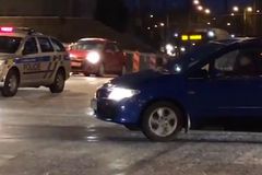 Dopravu v Česku komplikuje sníh a silný vítr, řidiče potrápí i námraza na silnicích