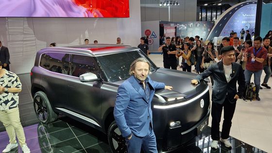 Jozef Kabaň u nového MG Cyber X na šanghajském autosalonu.