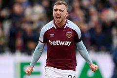 West Ham udolal trápící se Everton a drží se ve hře o poháry, Tottenham si zastřílel