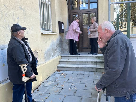Senioři čekají na otevření volební místnosti v budově krnovského kina Mír 70 jen kousek od Lavičky Václava Havla.