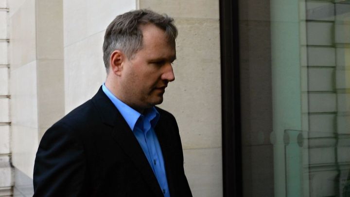 Boj zbrojaře Strnada s uprchlým Savovem pokračuje: Mladá fronta čelí konkurzu