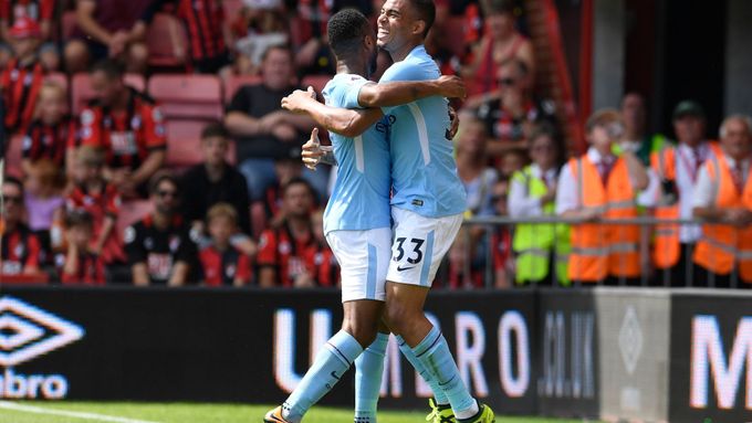 Raheem Sterling gratuluje Gabrielu Jesusovi ke gólu v zápase proti Bournemouthu.