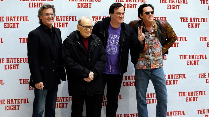 Zleva herec Kurt Russell, skladatel Ennio Morricone, režisér Quentin Tarantino a herec Michael Madsen při římské premiéře westernu Osm hrozných, 2016.