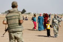 Islamisté postupují Sýrií, střely zasáhly i Turecko