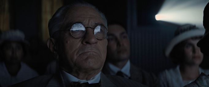 Robert De Niro jako William Hale.