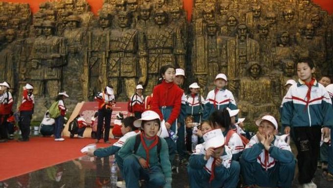 Čínští školáci procházejí pekingským muzeem čínského odporu japonské agresi, ilustrační foto.