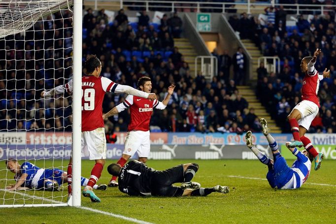 Fotbalisté Arsenalu slaví gól Theo Walcotta (vpravo) v utkání anglického poháru 2012/13 proti Readingu.