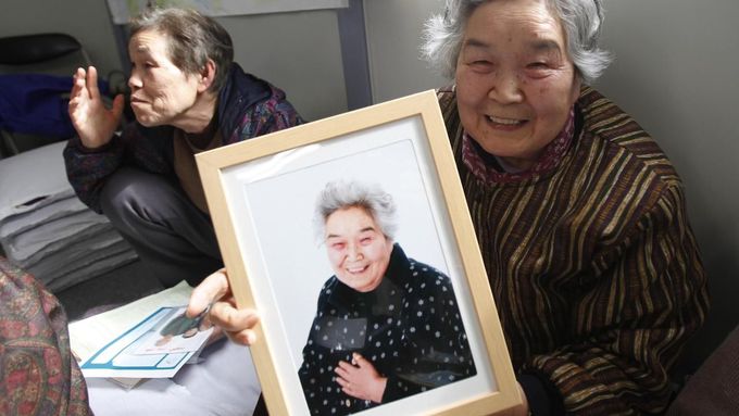 Japonské důchodkyně, které přišly po tsunami o vše, potěší ledascos. Třeba i vlastní fotka či vlna na pletení.