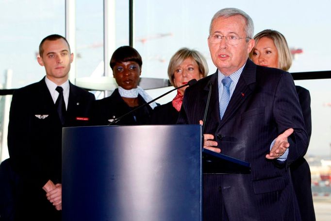 Pierre-Henri Gourgeon, ředitel Air France/KLM řeční před prvním odletem Airbusu A380 z pařížského letiště Charlese de Gaullea.