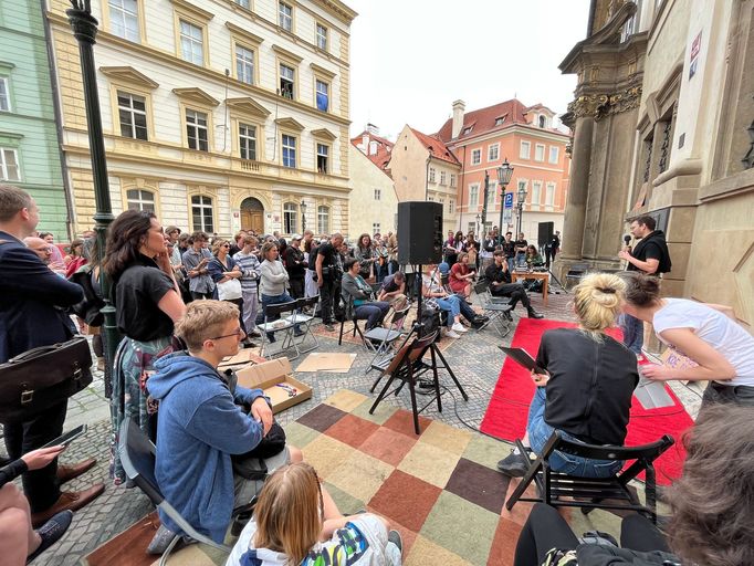 Snímek z pondělní demonstrace před ministerstvem kultury.