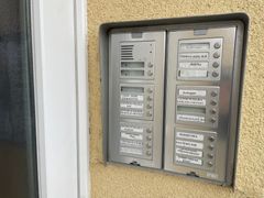 Zvonky na karlovarské budově. Po romské asociaci ani stopy.