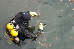 Potápěč čistil potrubí v rybníku, zůstal pod hladinou