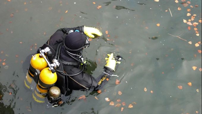 Utonulého našli potápěči už v neděli, kvůli špatným podmínkám ale vyzvednutí odložili.