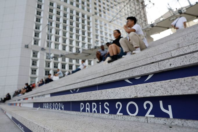 Pařížané na schodech La Grande Arche před hrami 2024