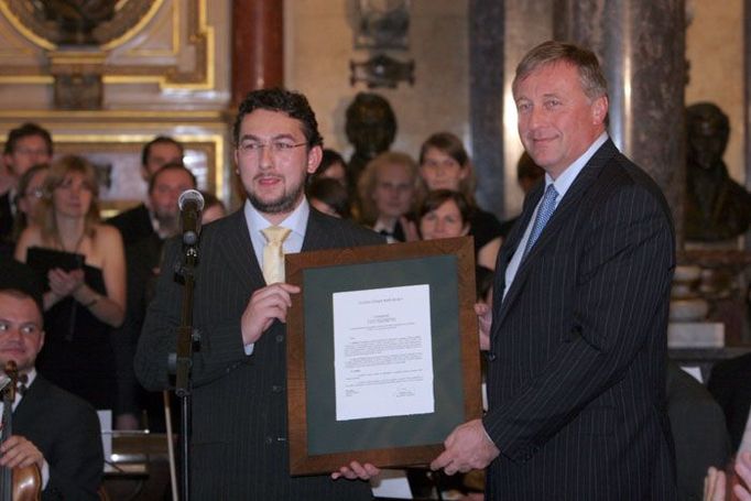 Premiér Topolánek předal řediteli Národního muzea darovací listinu na budovu bývalého federálního shromáždění