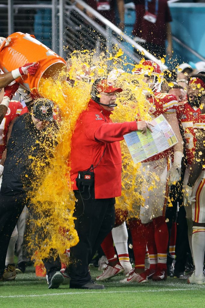 Hráči a trenér Andy Reid slaví triumf Kansas City Chiefs ve finále Super Bowlu