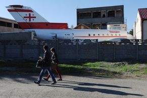 Foto: V Gruzii si děti ve školce hrají v opravdovém letadle