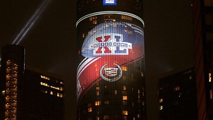 Světovou centrálu firmy GM v Detroitu pokrývá obrovký plakát připomínající blížící se finále Super Bowlu v americkém fotbalu.