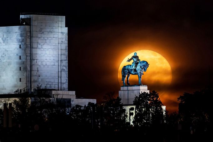 Průřez tvorbou externího fotografa Radoslava Vnenčáka za rok 2024.