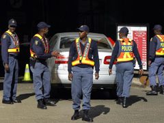 Policisté kontrolují auto před nemocnicí Mediclinic v Pretorii.