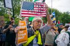Stovky lidí ve Skotsku protestovaly proti Trumpově návštěvě