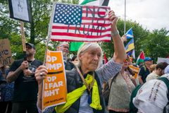 Stovky lidí ve Skotsku protestovaly proti Trumpově návštěvě